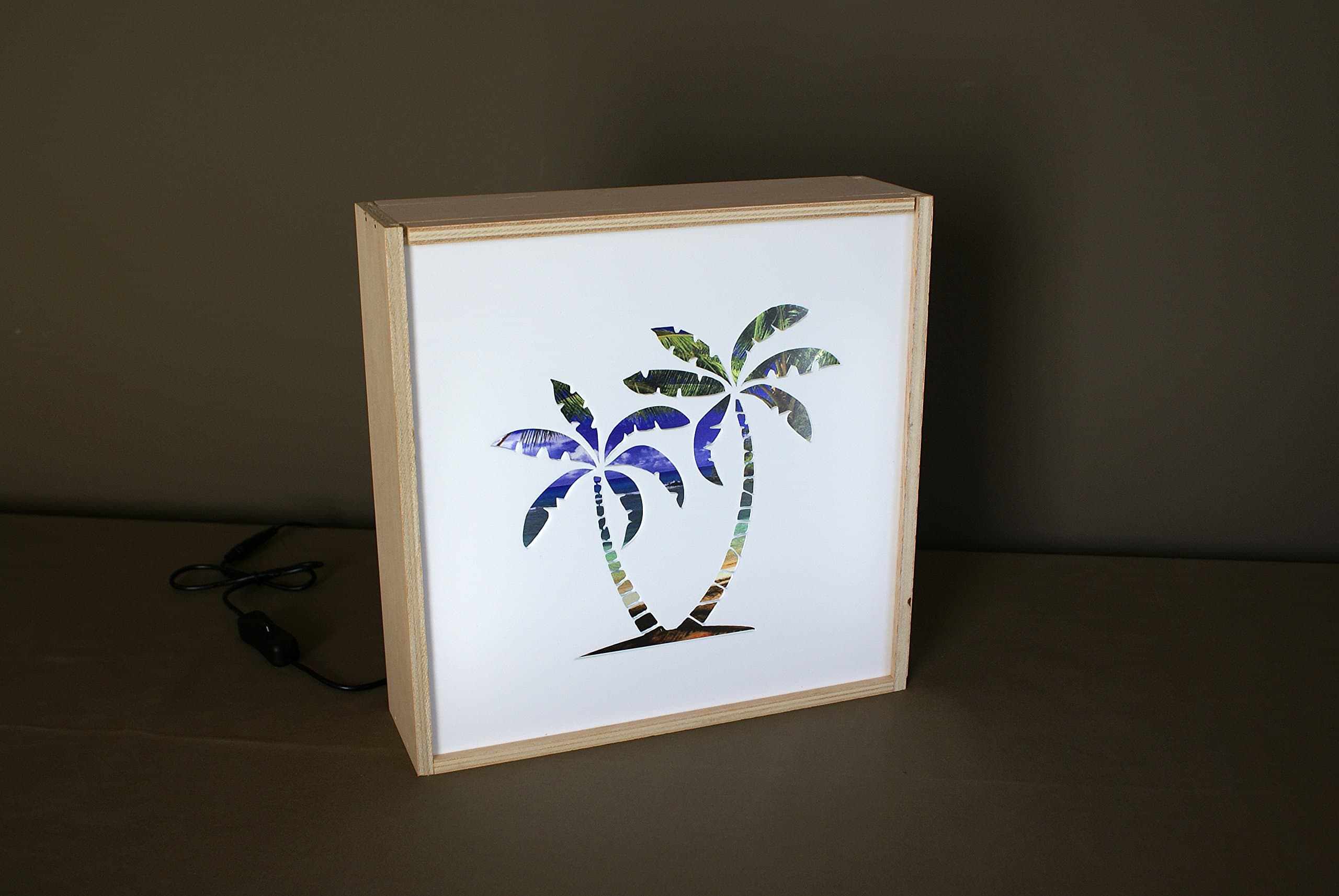 Light the Box ! Decorative light box, LED lamp for children's room, Lightbox for a warm atmosphere at home, in a shop or restaurant. Birthday Gift – Wood and Plexiglas - SEA - White - 30x30x8cm (Palm Tree / Beach)