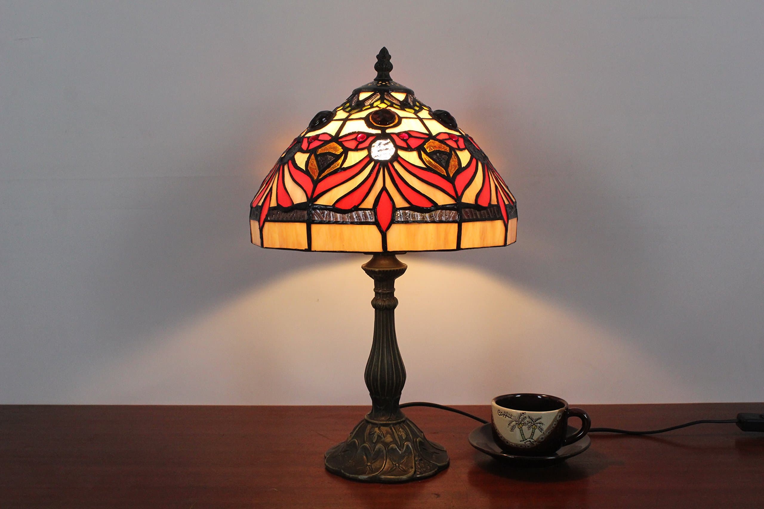 Beautifully Designed Tiffany Style Table Lamp 10"